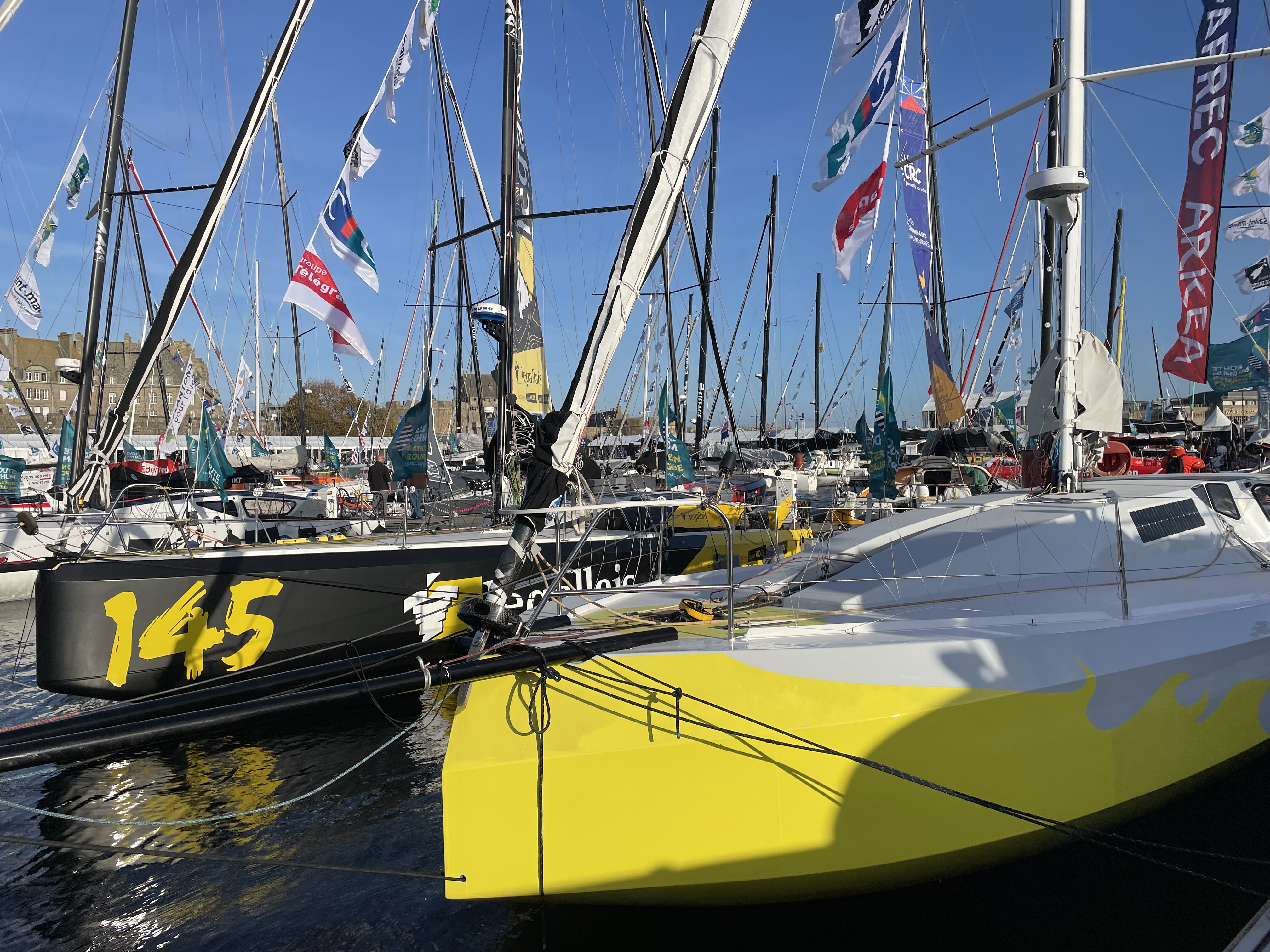 À Saint-Malo, devant les remparts, le bassin Vauban et les bateaux prêts au départ.